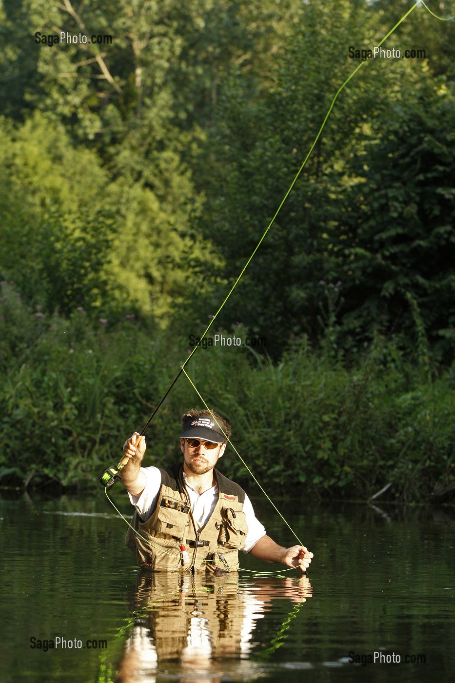 PECHEUR EN ACTION SUR LA RIVIERE L'ITON (GUILLAUME LE GARREC), PARCOURS DE PECHE A LA MOUCHE DU PONT DE LA PHRYGANE, AULNAY-SUR-ITON, EURE (27), NORMANDIE, FRANCE 