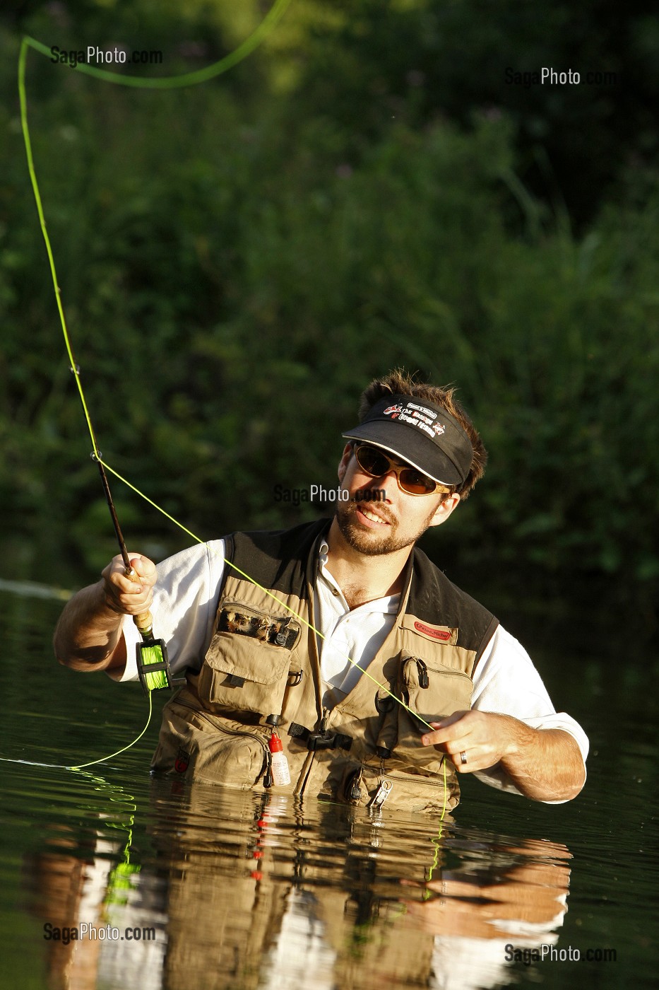PECHEUR EN ACTION SUR LA RIVIERE L'ITON (GUILLAUME LE GARREC), PARCOURS DE PECHE A LA MOUCHE DU PONT DE LA PHRYGANE, AULNAY-SUR-ITON, EURE (27), NORMANDIE, FRANCE 