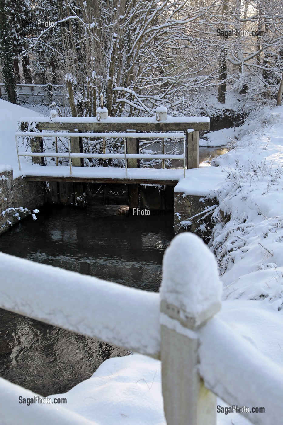 VANNE HYDRAULIQUE DE REGULATION DU DEBIT D'EAU, BORDS DE LA RISLE, PAYSAGE D'HIVER SOUS LA NEIGE, RUGLES (27), EURE, FRANCE 