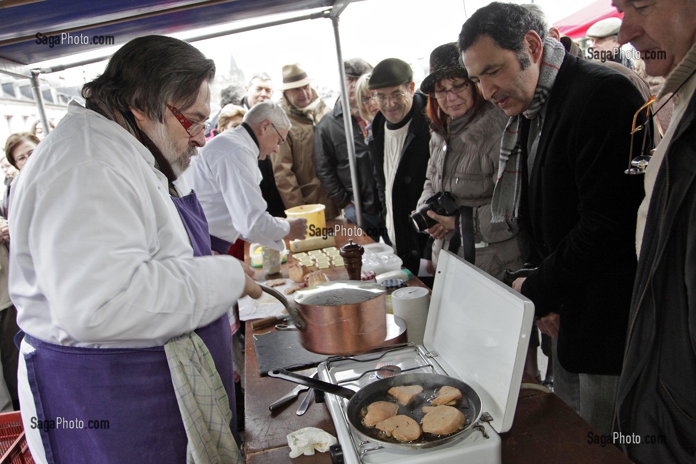 ATELIER DE CUISINE AUTOUR DU FOIE GRAS AVEC LE CHEF ALAIN DEPOIX, RESTAURANT 'LE LOGIS DE BRIONNE', MARCHE AUX FOIES GRAS, LE NEUBOURG, EURE (27), FRANCE 