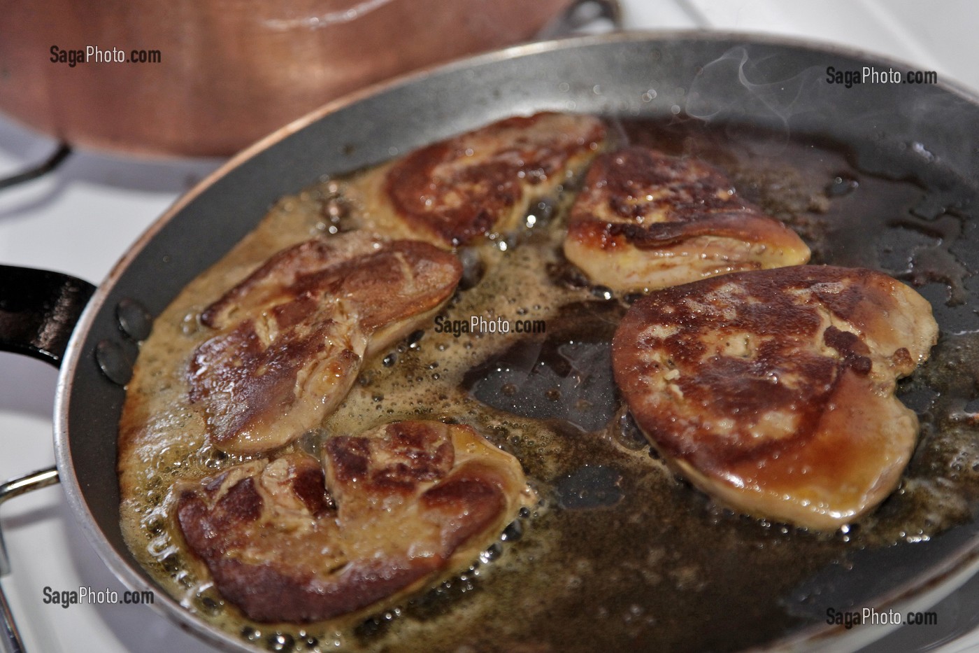 CUISSON DU FOIE GRAS POELE, ATELIER DE CUISINE AVEC LE CHEF ALAIN DEPOIX, MARCHE AUX FOIES GRAS, LE NEUBOURG, EURE (27), FRANCE 