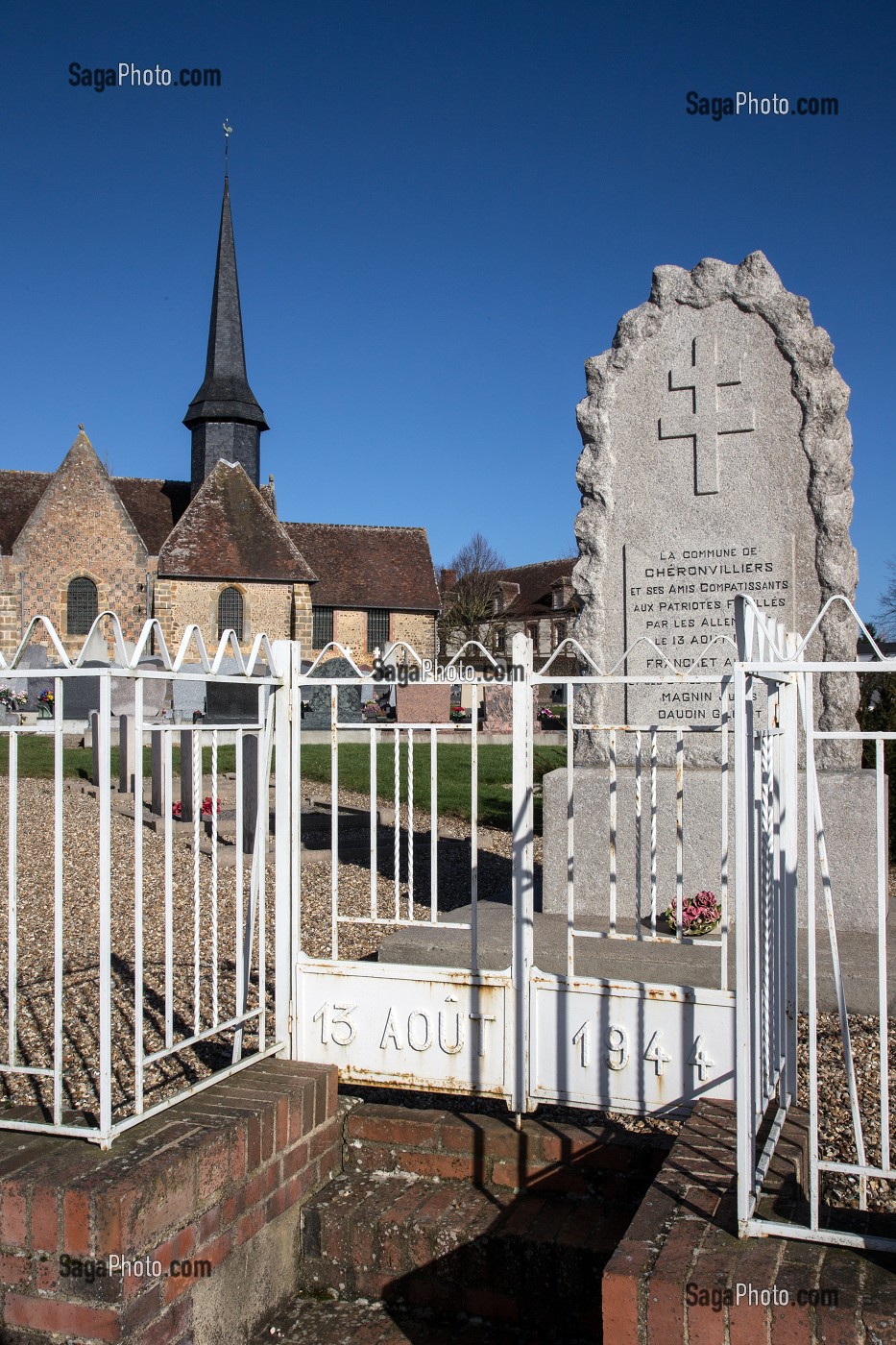 EGLISE ET STELE EN HOMMAGE AUX VICTIMES DE LA SECONDE GUERRE MONDIALE (13 AOUT 1944), CHERONVILLIERS, EURE (27), FRANCE 
