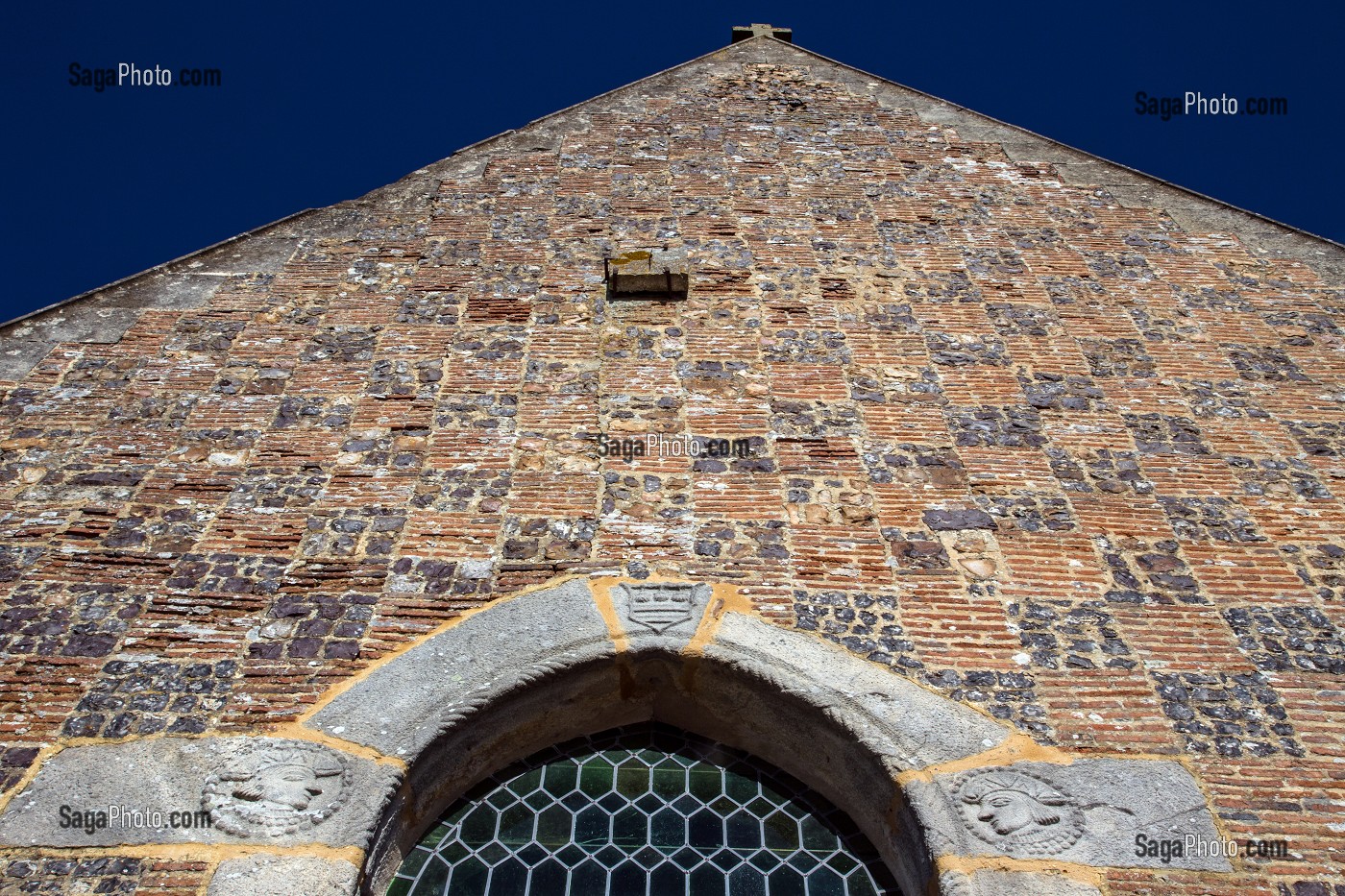 EGLISE EN BRIQUES ROUGES ET PIERRES DE GRISON, CHERONVILLIERS, EURE (27), FRANCE 