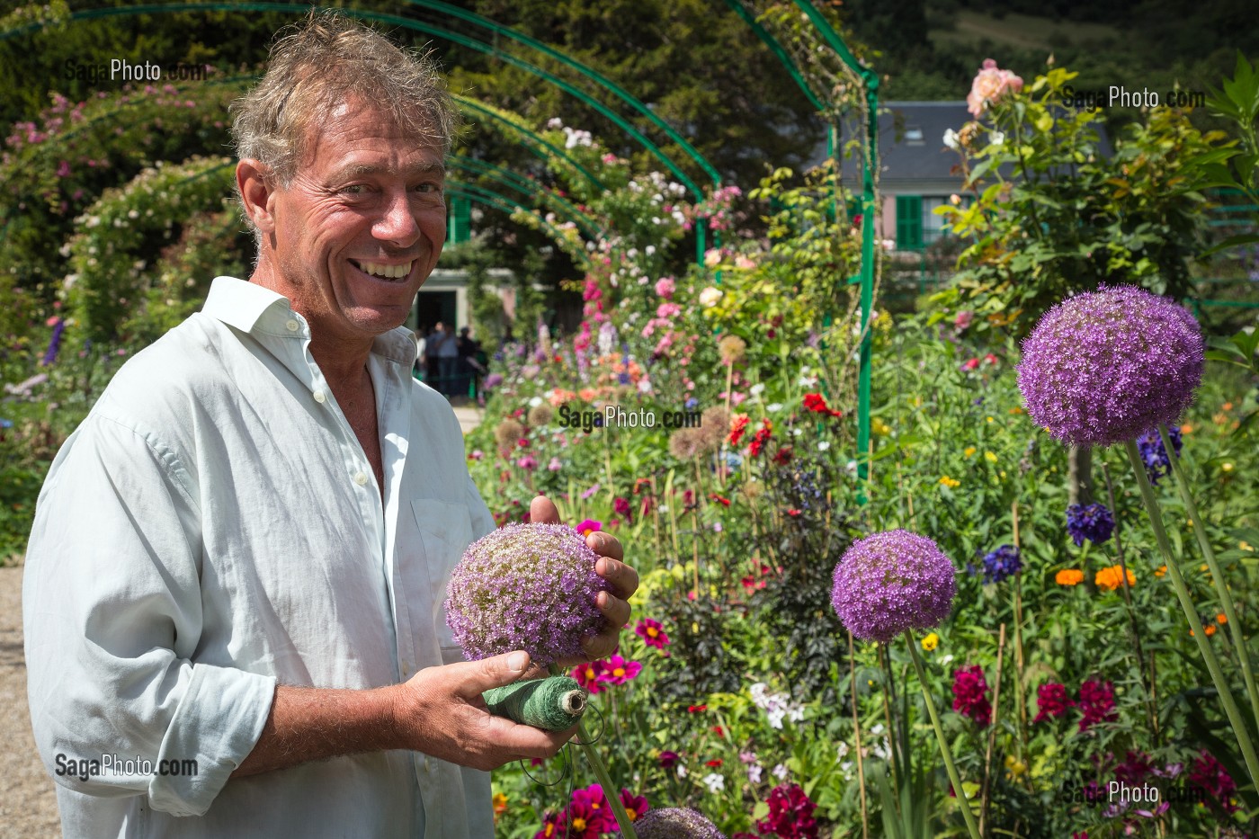 PORTRAIT DU JARDINIER CHEF JAMES PRIEST DEVANT LE JARDIN DU CLOS NORMAND, MAISON DU PEINTRE IMPRESSIONNISTE CLAUDE MONET, GIVERNY, EURE (27), NORMANDIE, FRANCE 