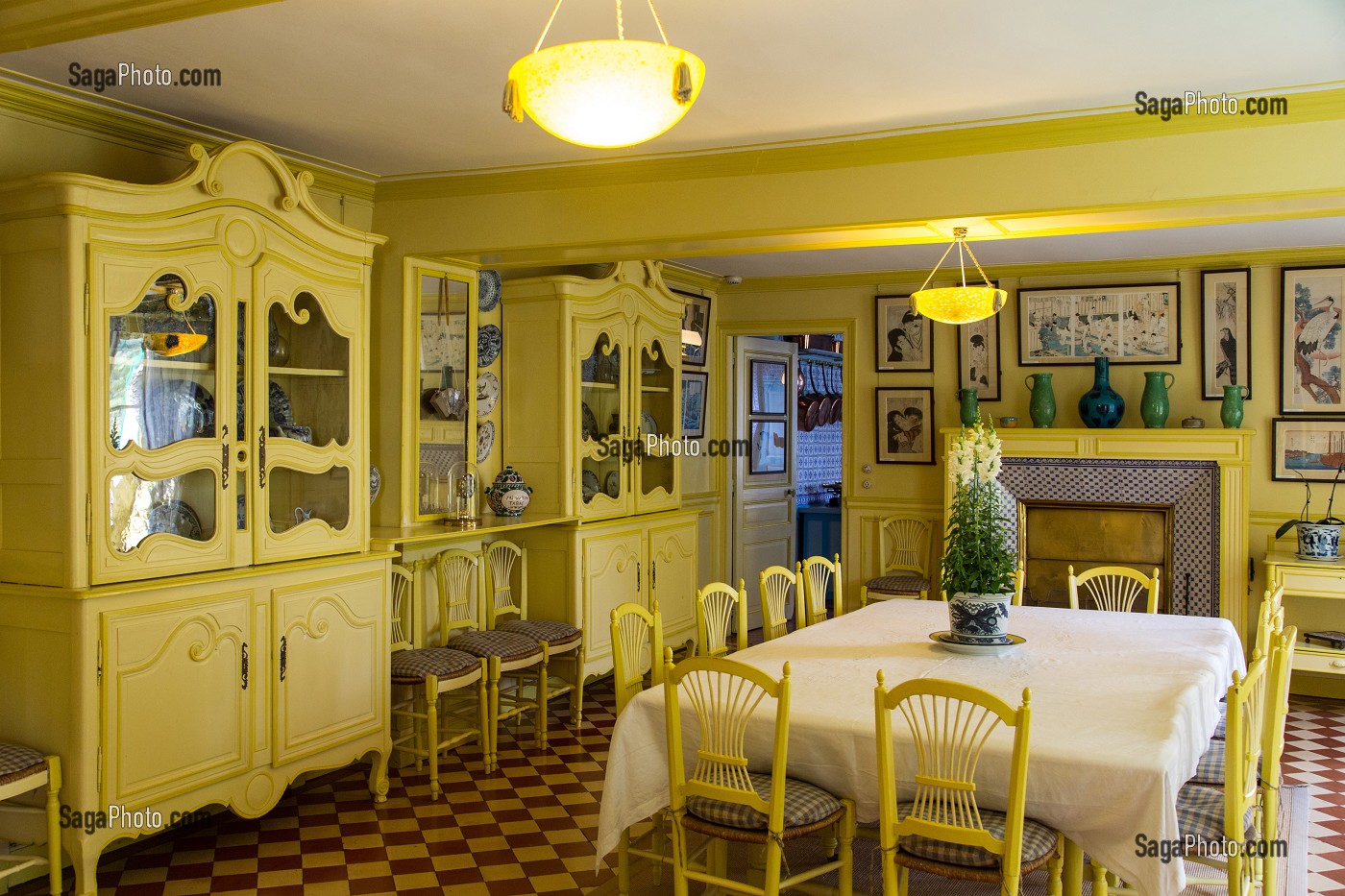 LA SALLE A MANGER JAUNE ET LES ESTAMPES JAPONAISES, MAISON DU PEINTRE IMPRESSIONNISTE CLAUDE MONET, GIVERNY, EURE (27), NORMANDIE, FRANCE 