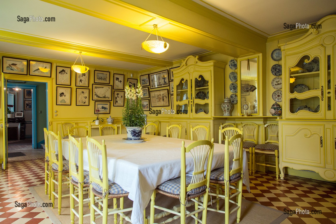 LA SALLE A MANGER JAUNE ET LES ESTAMPES JAPONAISES, MAISON DU PEINTRE IMPRESSIONNISTE CLAUDE MONET, GIVERNY, EURE (27), NORMANDIE, FRANCE 