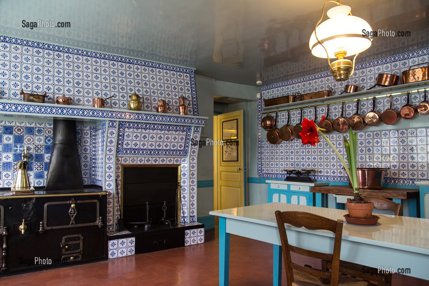 LA CUISINE AU CARREAUX BLEUS DE ROUEN, MAISON DU PEINTRE IMPRESSIONNISTE CLAUDE MONET, GIVERNY, EURE (27), NORMANDIE, FRANCE 