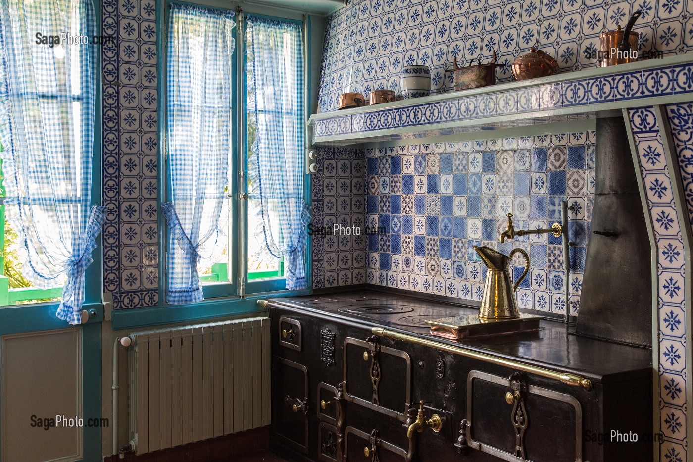 LA CUISINE AU CARREAUX BLEUS DE ROUEN ET SA CUISINIERE AUX MULTIPLES FOURNEAUX, MAISON DU PEINTRE IMPRESSIONNISTE CLAUDE MONET, GIVERNY, EURE (27), NORMANDIE, FRANCE 