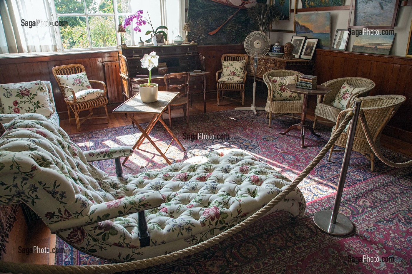LE SALON-ATELIER ET SES PEINTURES, MAISON DU PEINTRE IMPRESSIONNISTE CLAUDE MONET, GIVERNY, EURE (27), NORMANDIE, FRANCE 