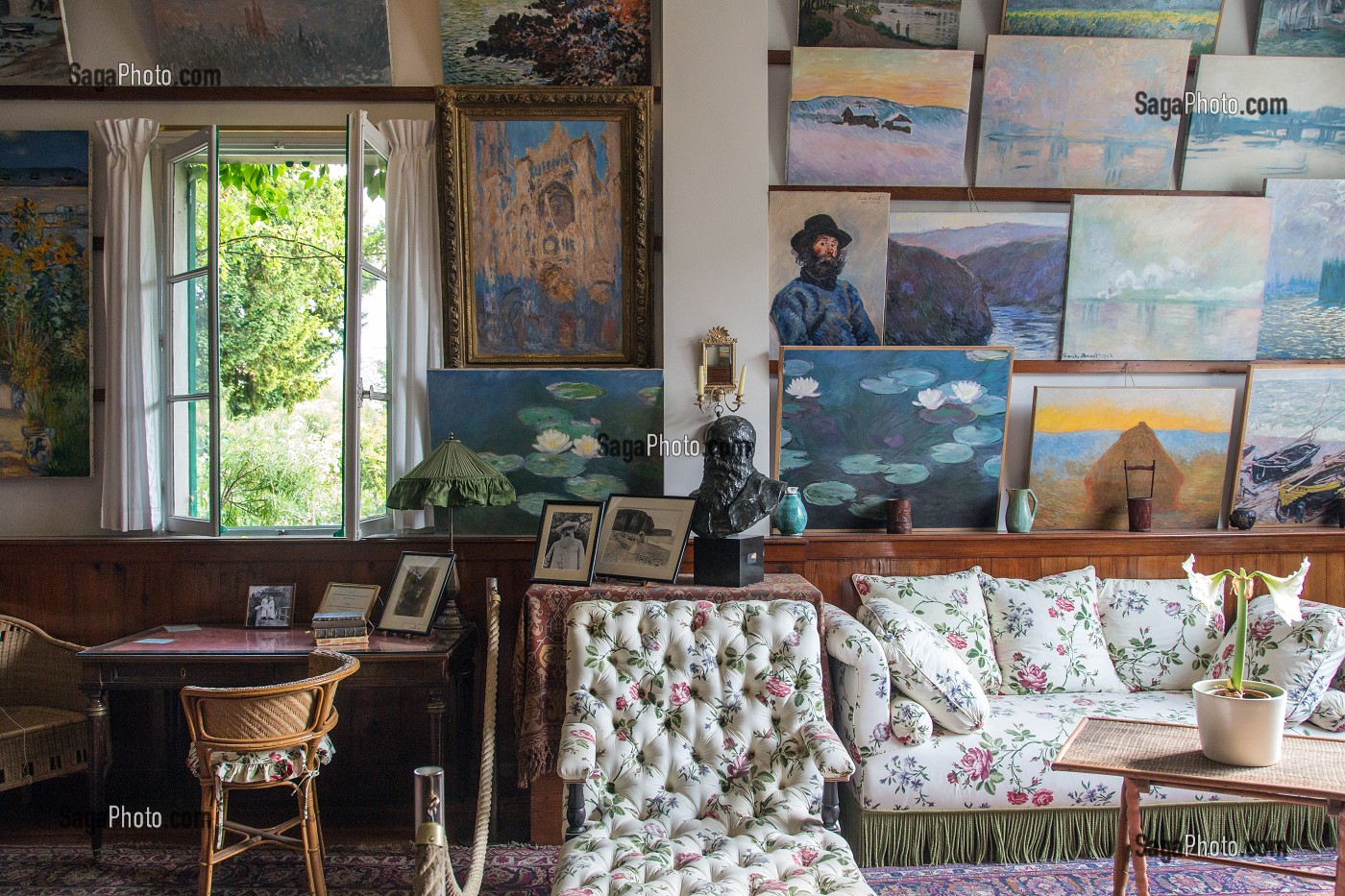 LE SALON-ATELIER ET SES PEINTURES, MAISON DU PEINTRE IMPRESSIONNISTE CLAUDE MONET, GIVERNY, EURE (27), NORMANDIE, FRANCE 