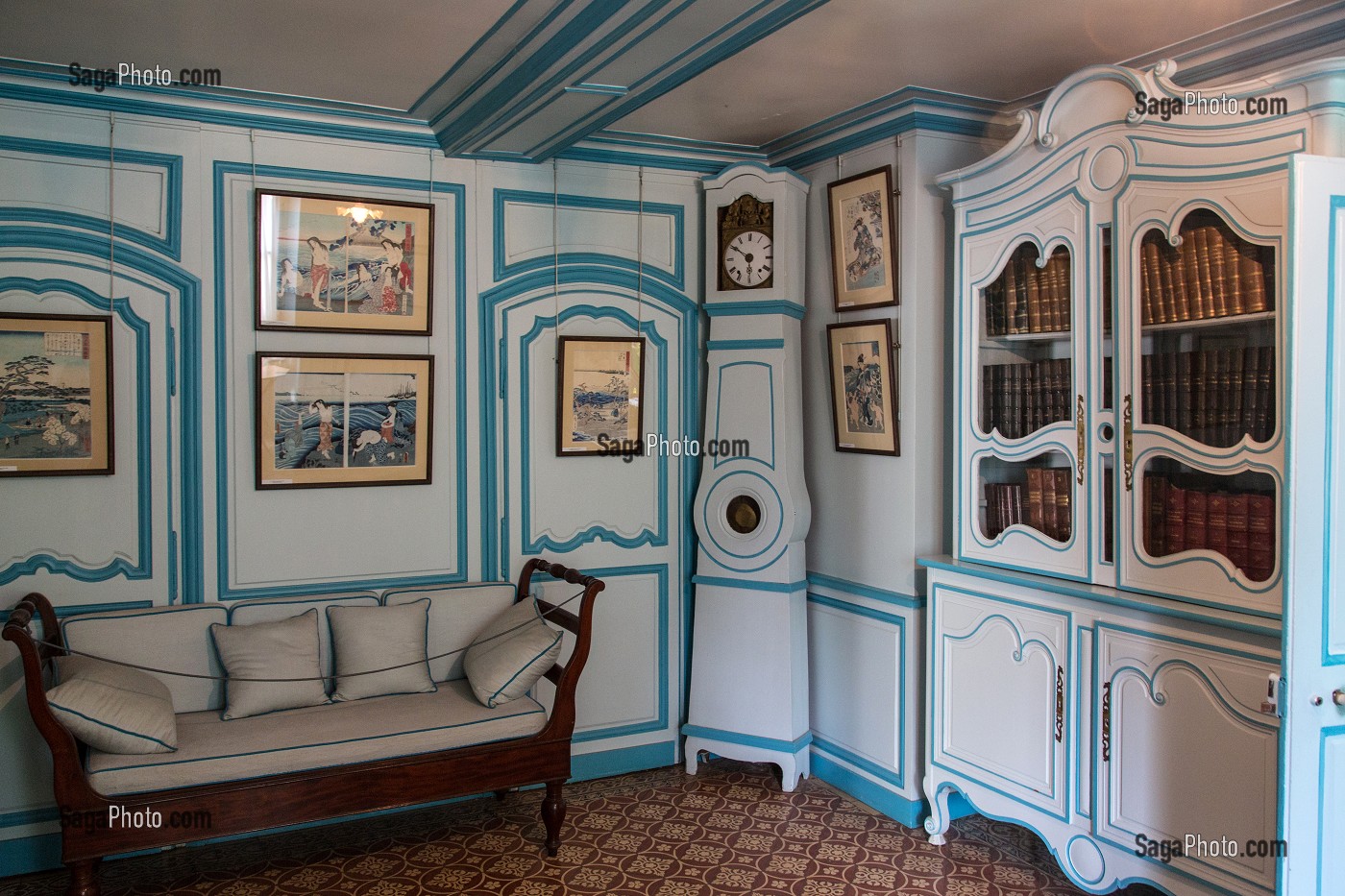 LE SALON BLEU ET SES ESTAMPES JAPONAISES, MAISON DU PEINTRE IMPRESSIONNISTE CLAUDE MONET, GIVERNY, EURE (27), NORMANDIE, FRANCE 