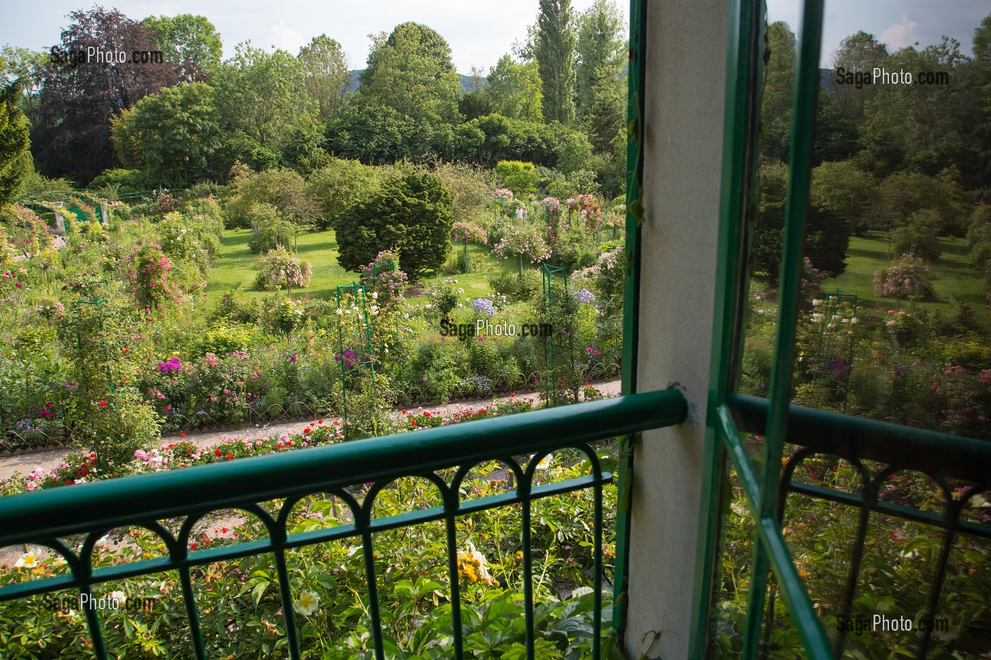 VUE DE LA CHAMBRE DU PEINTRE SUR LE JARDIN DU CLOS NORMAND, MAISON DU PEINTRE IMPRESSIONNISTE CLAUDE MONET, GIVERNY, EURE (27), NORMANDIE, FRANCE 