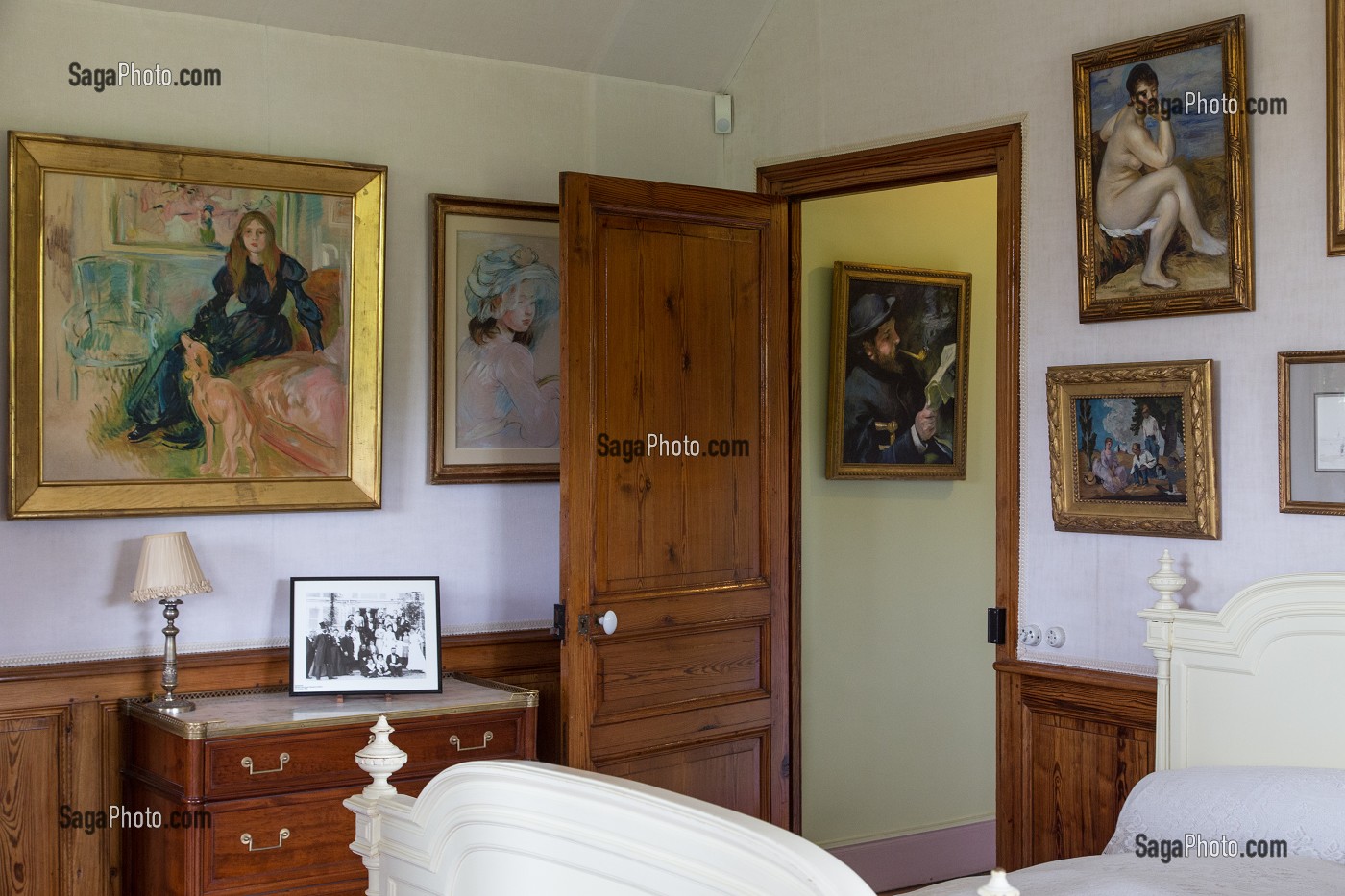 CHAMBRE DU PEINTRE ET SES TOILES DE MAITRES, MAISON DU PEINTRE IMPRESSIONNISTE CLAUDE MONET, GIVERNY, EURE (27), NORMANDIE, FRANCE 