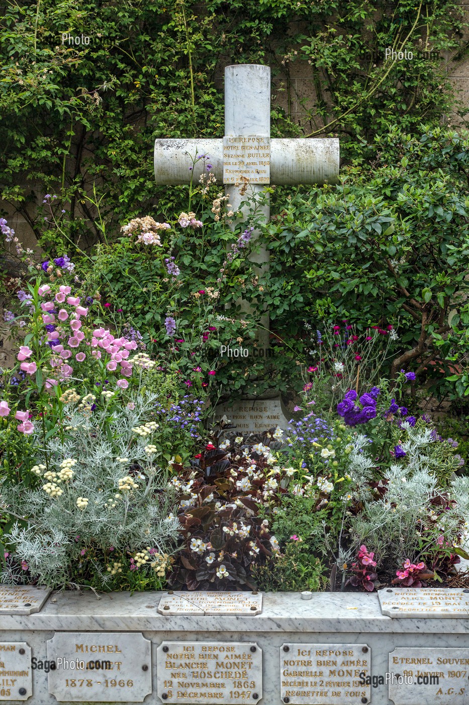 TOMBE DU PEINTRE IMPRESSIONNISTE CHAUDE MONET ET DE SA FAMILLE, GIVERNY, EURE (27), NORMANDIE, FRANCE 