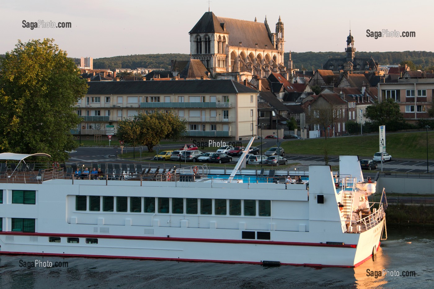 BATEAU DE CROISIERE 'VIKING RIVER CRUISES' SUR LA SEINE DEVANT LA VILLE DE VERNON, EURE (27), NORMANDIE, FRANCE 