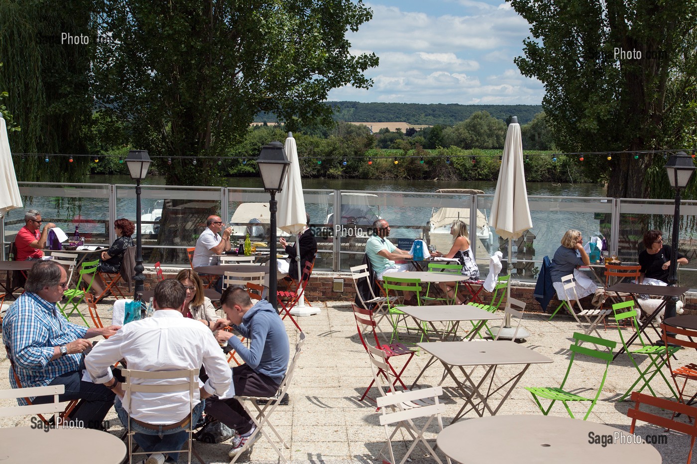 TERRASSE DE L'HOTEL-RESTAURANT LES CANISSES EN BORD DE SEINE, SAINT-PIERRE-LA-GARENNE, EURE (27), NORMANDIE, FRANCE 