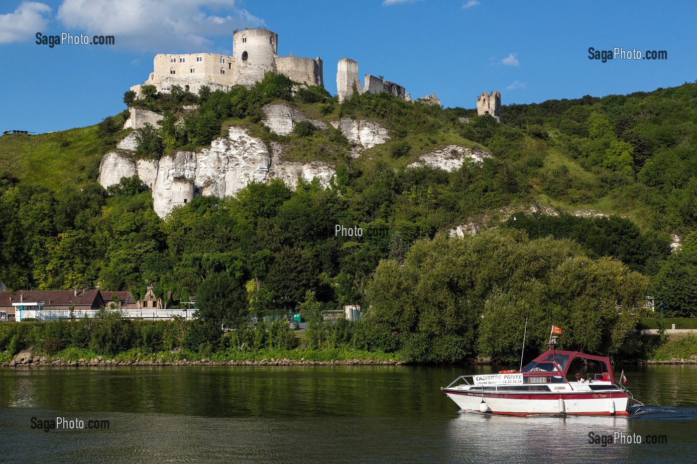PETIT BATEAU DE CROISIERE PRIVEE LIBERTE SEINE SUR LE FLEUVE DEVANT LA FORTERESSE MEDIEVALE DE CHATEAU GAILLARD EDIFIE PAR LE ROI D'ANGLETERRE RICHARD COEUR DE LION EN 1198, LES ANDELYS, EURE (27), NORMANDIE, FRANCE 