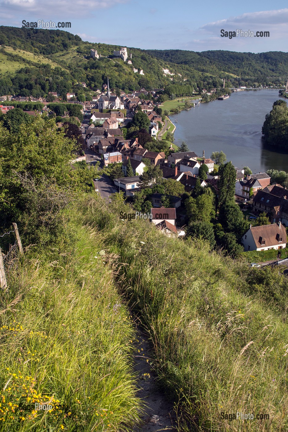 LE PANORAMA DU MONT PIVIN SUR LE GR2 AVEC LA SEINE, LE VILLAGE DU PETIT ANDELY ET CHATEAU GAILLARD, LES ANDELYS, EURE (27), NORMANDIE, FRANCE 