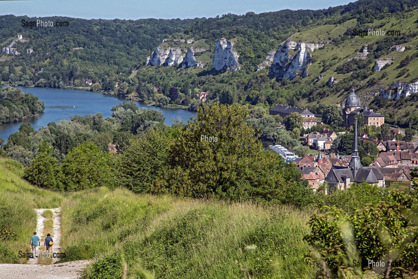 PANORAMA DU CHATEAU GAILLARD SUR LA SEINE, LA FALAISES DE CRAIE BLANCHE ET LE VILLAGE DU PETIT ANDELY, LES ANDELYS, EURE (27), NORMANDIE, FRANCE 