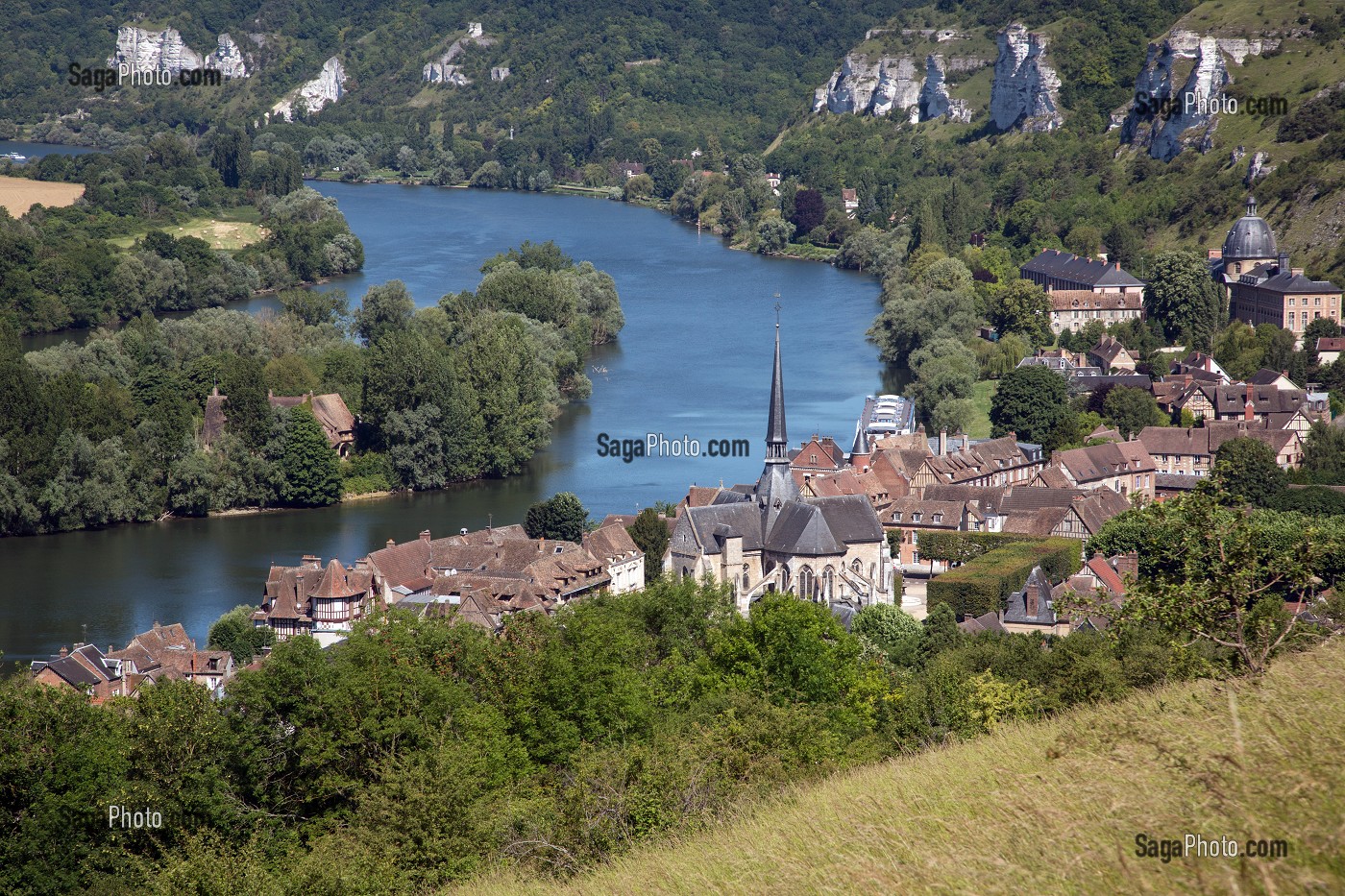 PANORAMA DU CHATEAU GAILLARD SUR LA SEINE, LA FALAISES DE CRAIE BLANCHE ET LE VILLAGE DU PETIT ANDELY, LES ANDELYS, EURE (27), NORMANDIE, FRANCE 