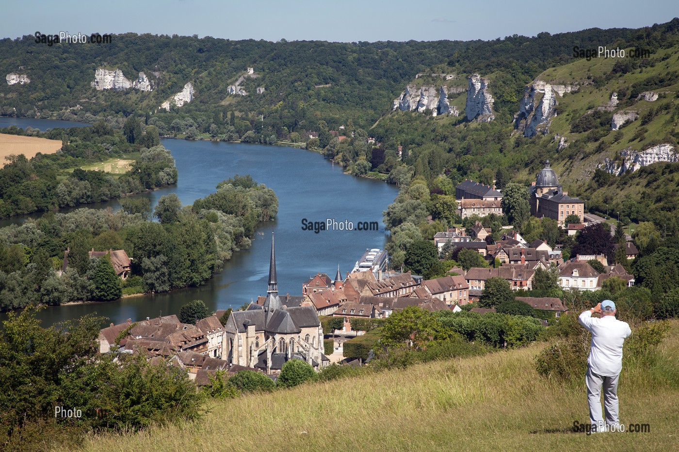 PANORAMA DU CHATEAU GAILLARD SUR LA SEINE, LA FALAISES DE CRAIE BLANCHE ET LE VILLAGE DU PETIT ANDELY, LES ANDELYS, EURE (27), NORMANDIE, FRANCE 
