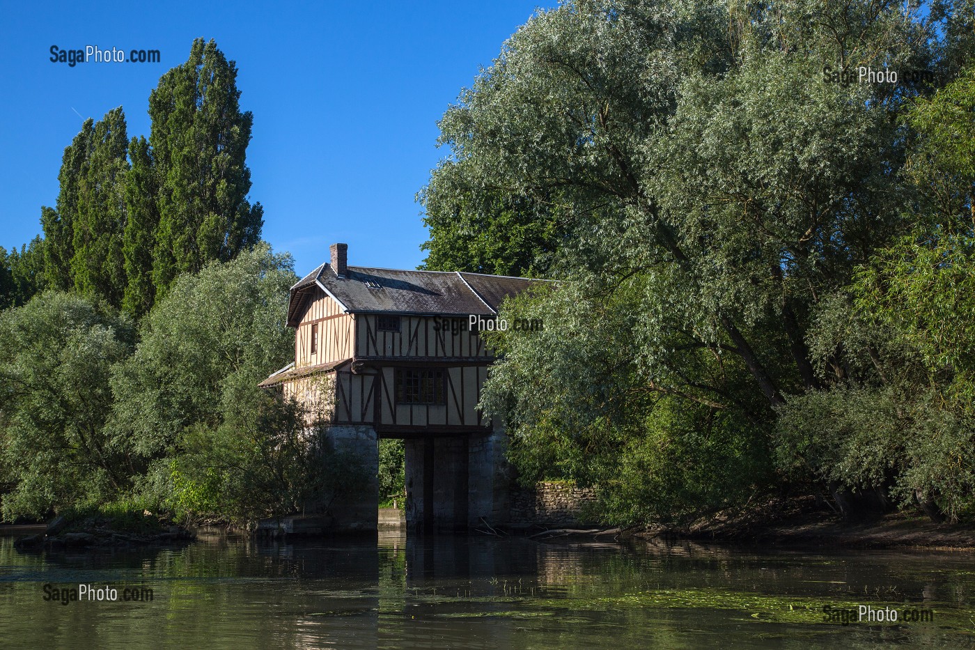 LA SEINE ET LE VIEUX MOULIN DU GARDON POSE SUR L'EAU, LES ANDELYS, EURE (27), NORMANDIE, FRANCE 