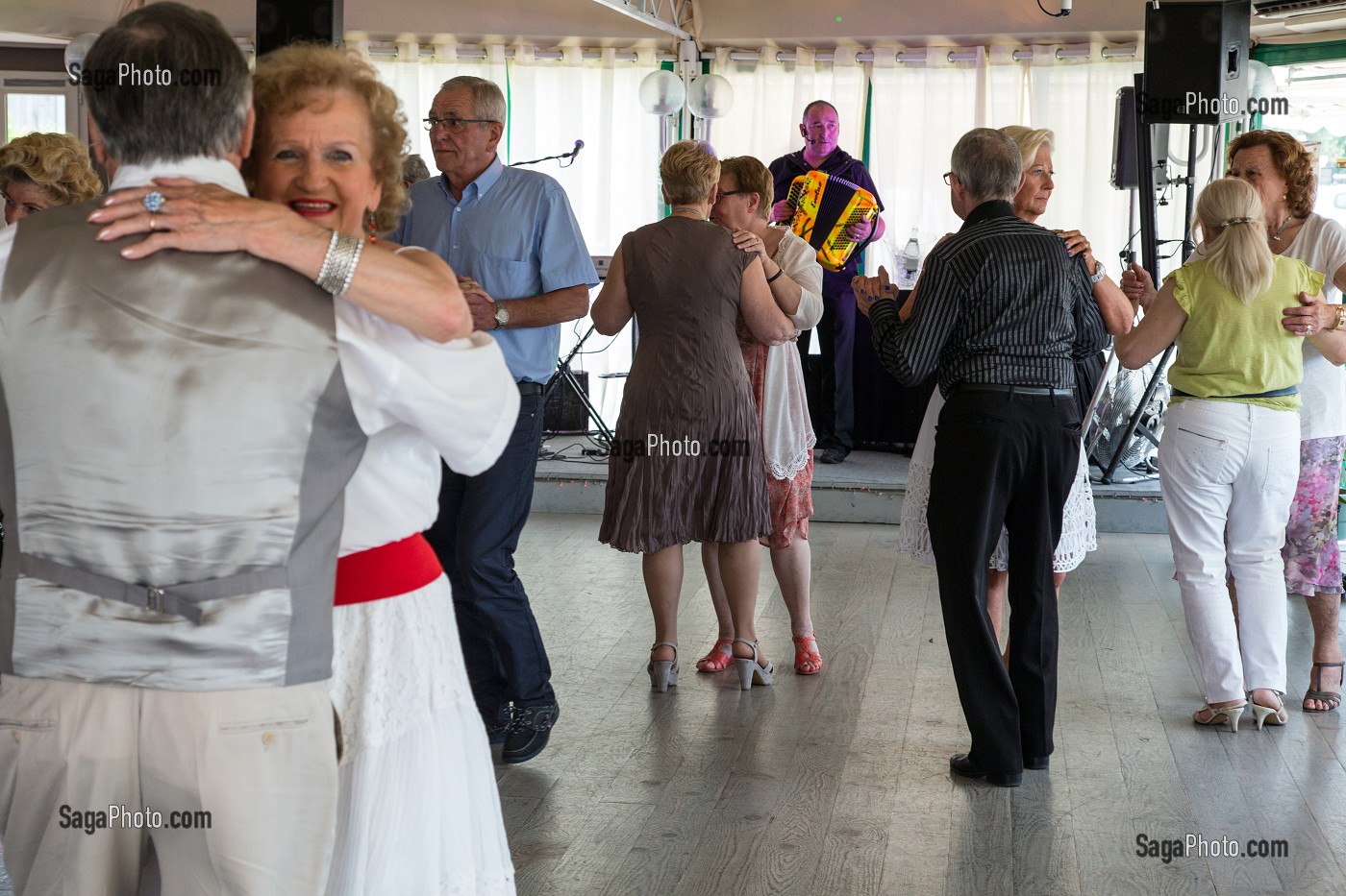 DANSE DU JEUDI APRES-MIDI SUR UN AIR DE MUSETTE AVEC LES PERSONNES DU TROISIEME AGE, GINGUETTE DES ECLUSES, AMFREVILLE-SOUS-LES-MONTS, EURE (27), NORMANDIE, FRANCE 