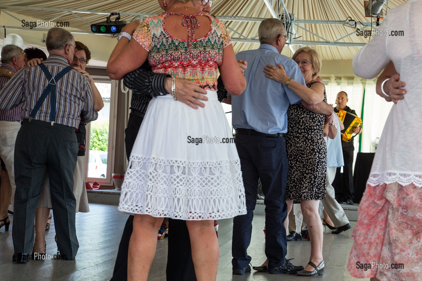 DANSE DU JEUDI APRES-MIDI SUR UN AIR DE MUSETTE AVEC LES PERSONNES DU TROISIEME AGE, GINGUETTE DES ECLUSES, AMFREVILLE-SOUS-LES-MONTS, EURE (27), NORMANDIE, FRANCE 