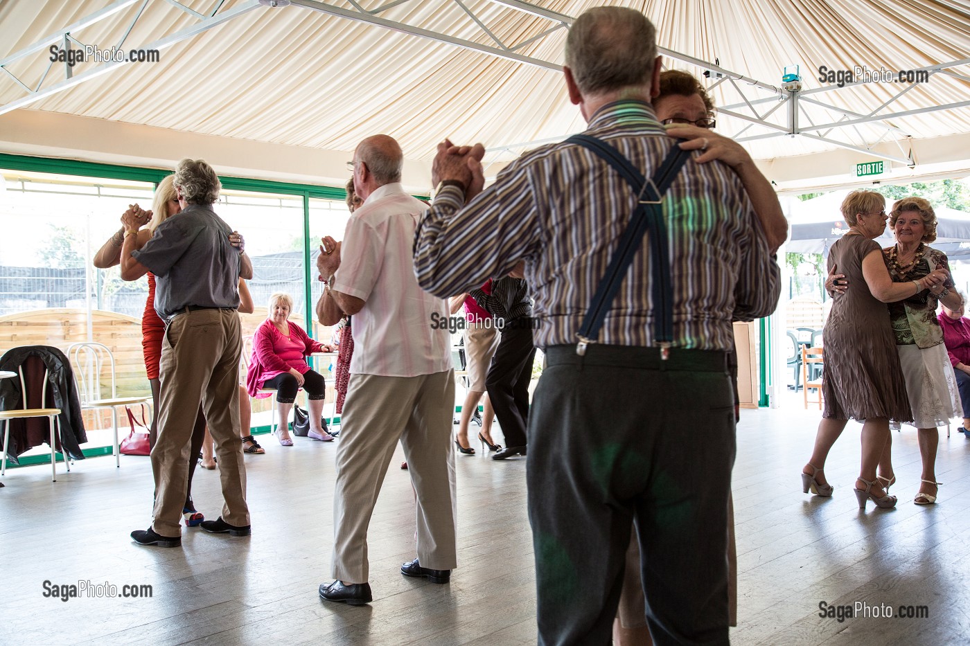 DANSE DU JEUDI APRES-MIDI SUR UN AIR DE MUSETTE AVEC LES PERSONNES DU TROISIEME AGE, GINGUETTE DES ECLUSES, AMFREVILLE-SOUS-LES-MONTS, EURE (27), NORMANDIE, FRANCE 