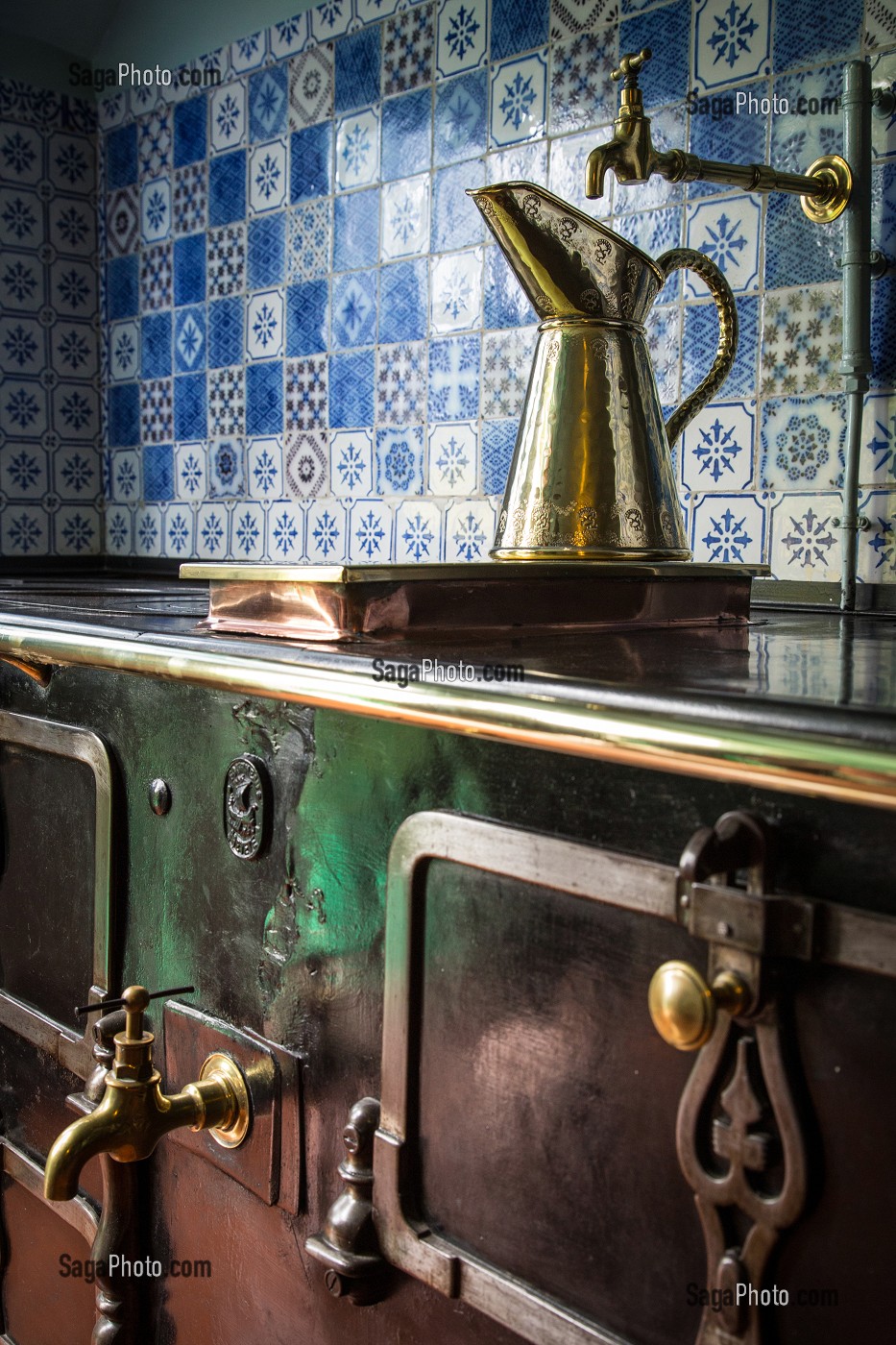 LE PICHET EN CUIVRE SUR LA CUISINIERE DANS LA CUISINE AU CARREAUX BLEUS DE ROUEN, MAISON DU PEINTRE IMPRESSIONNISTE CLAUDE MONET, GIVERNY, EURE (27), NORMANDIE, FRANCE 