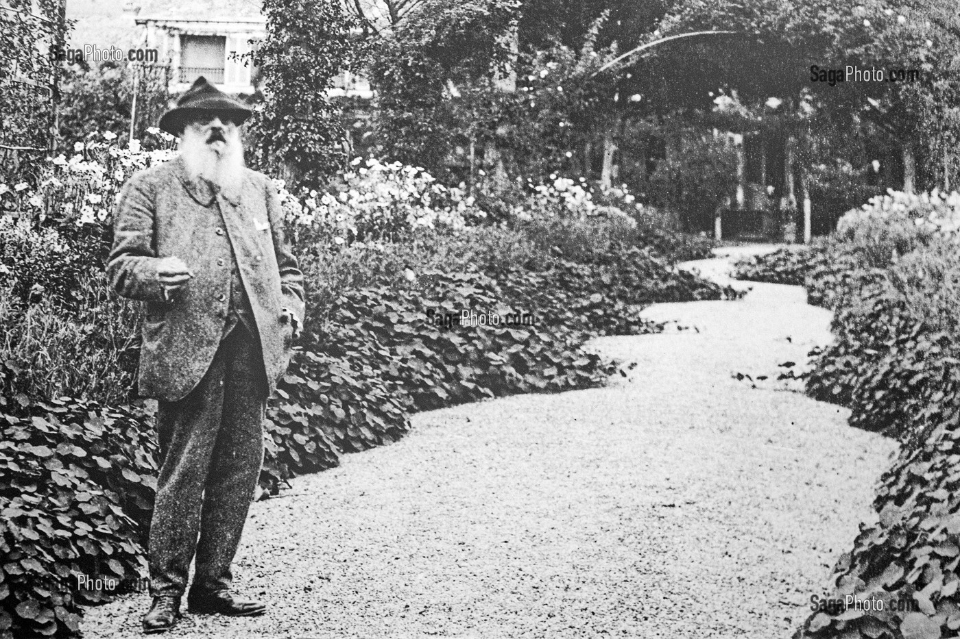 PORTRAIT DU PEINTRE IMPRESSIONNISTE CLAUDE MONET DANS SON JARDIN, GIVERNY, EURE (27), NORMANDIE, FRANCE - MENTION OBLIGATOIRE : COLLECTION FONDATION CLAUDE MONET 