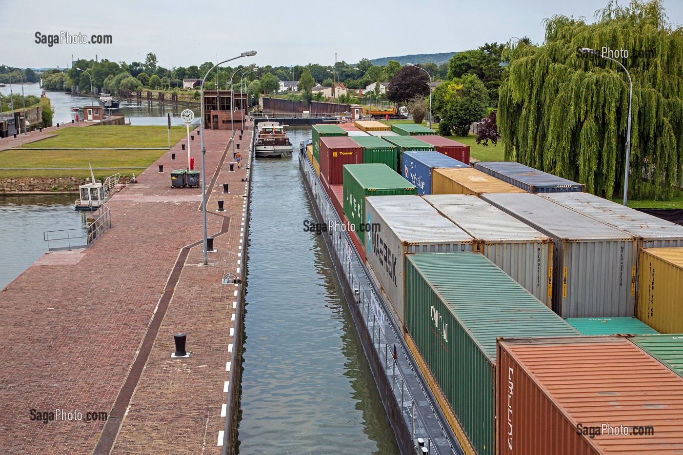PENICHES DE NAVIGATION FLUVIALE, TRANSPORT DE CONTENEURS, ECLUSES DE POSES, AMFREVILLE-SOUS-LES-MONTS, EURE (27), NORMANDIE, FRANCE 