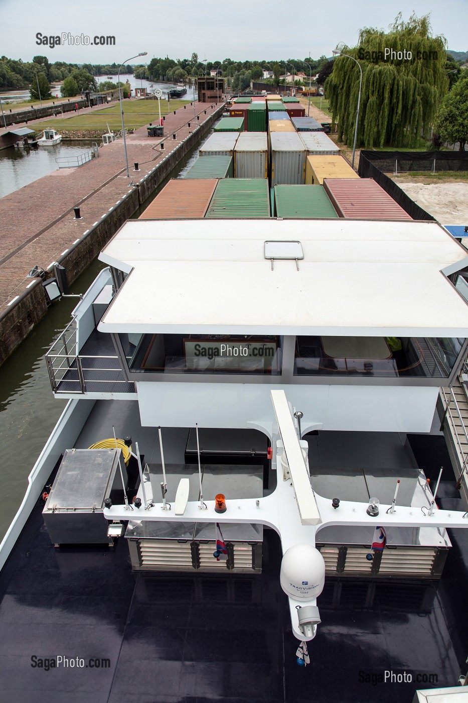 PENICHES DE NAVIGATION FLUVIALE, TRANSPORT DE CONTENEURS, ECLUSES DE POSES, AMFREVILLE-SOUS-LES-MONTS, EURE (27), NORMANDIE, FRANCE 