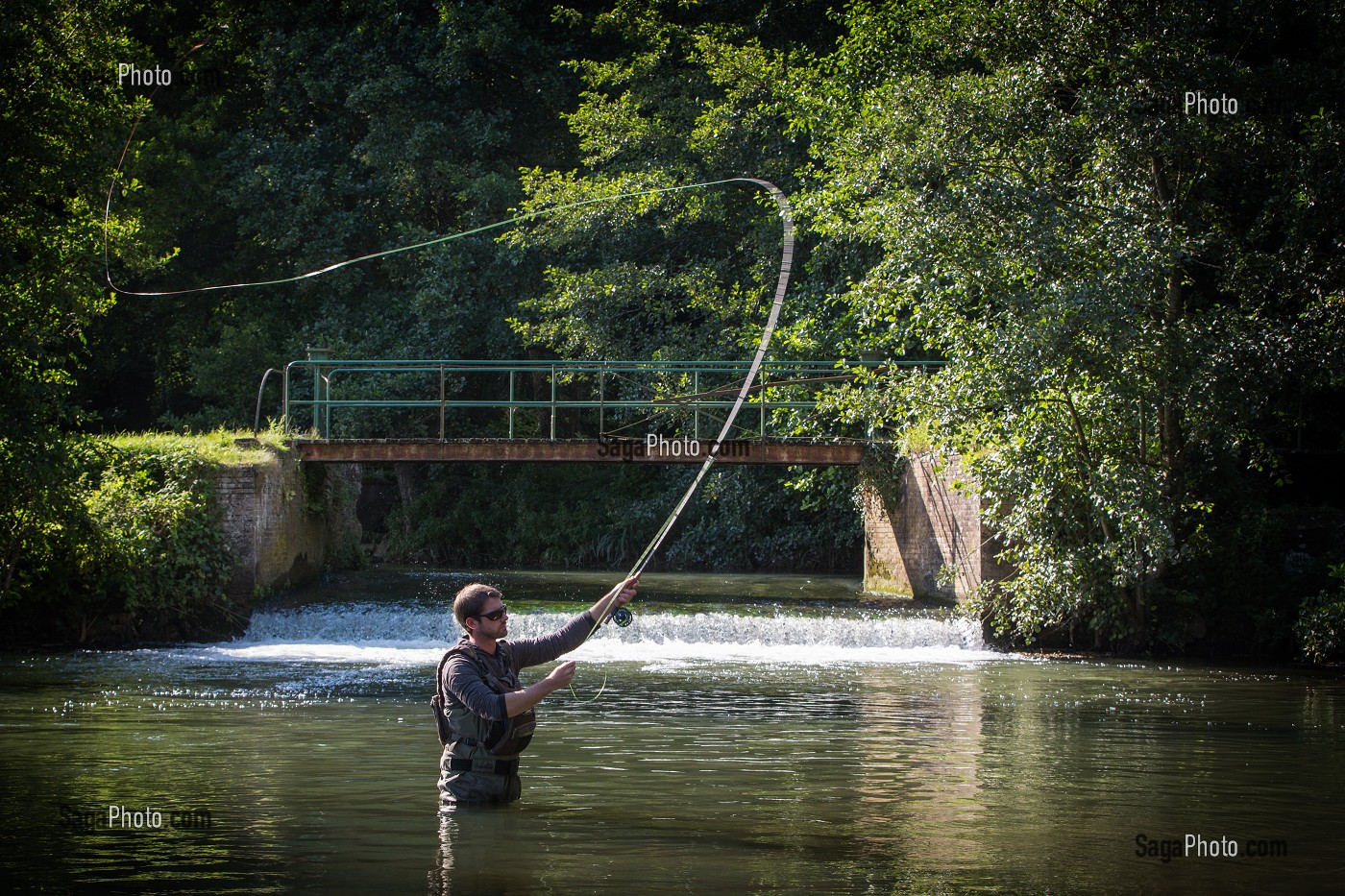 PECHE A LA MOUCHE SUR LE PARCOURS DE LA RIVIERE LA RISLE, VANNE DE LA FORGE, AMBENAY, (27) EURE, FRANCE 