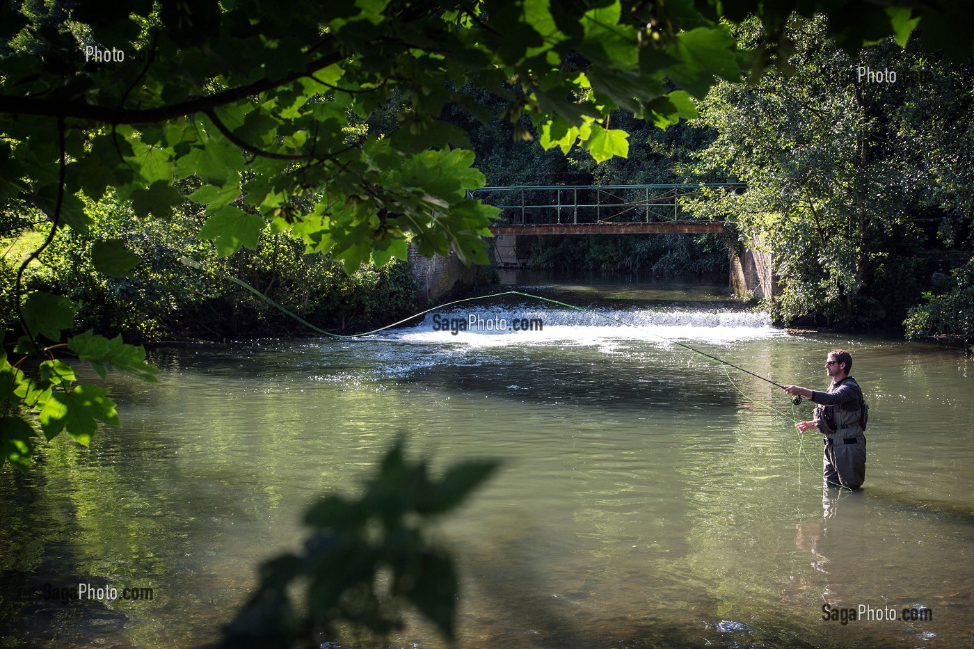 PECHE A LA MOUCHE SUR LE PARCOURS DE LA RIVIERE LA RISLE, VANNE DE LA FORGE, AMBENAY, (27) EURE, FRANCE 