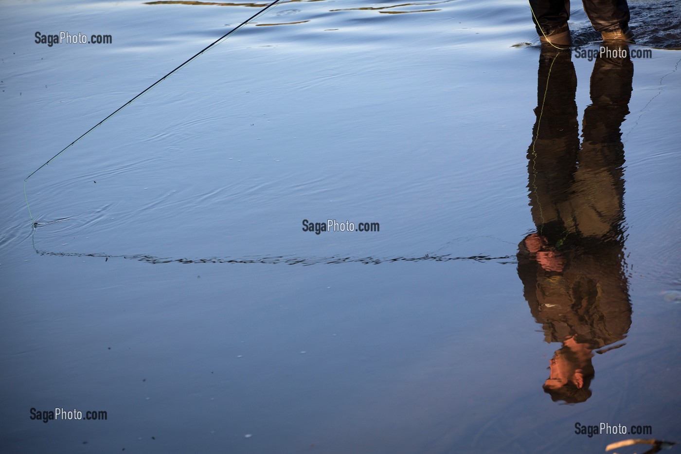 REFLET DU PECHEUR DANS L'EAU, PECHE A LA MOUCHE SUR LE PARCOURS DE LA RIVIERE LA RISLE, LA NEUVE-LYRE (27) EURE, FRANCE 