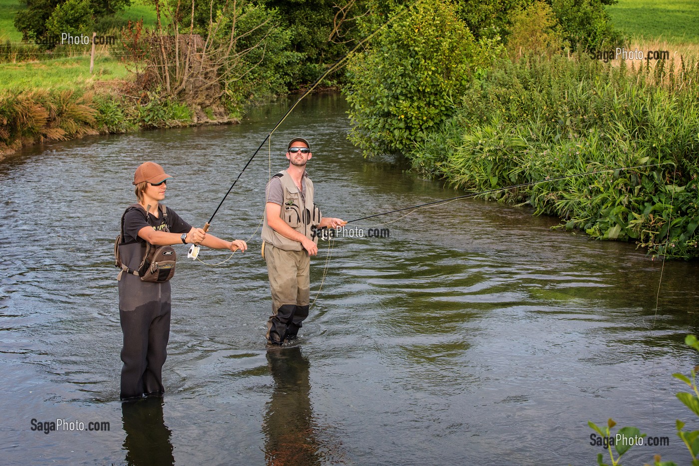 COURS DE PECHE A LA MOUCHE AVEC LE MONITEUR DE FEDERATION DEPARTEMENTALE, PARCOURS DE LA RIVIERE LA RISLE, LA NEUVE-LYRE (27) EURE, FRANCE 