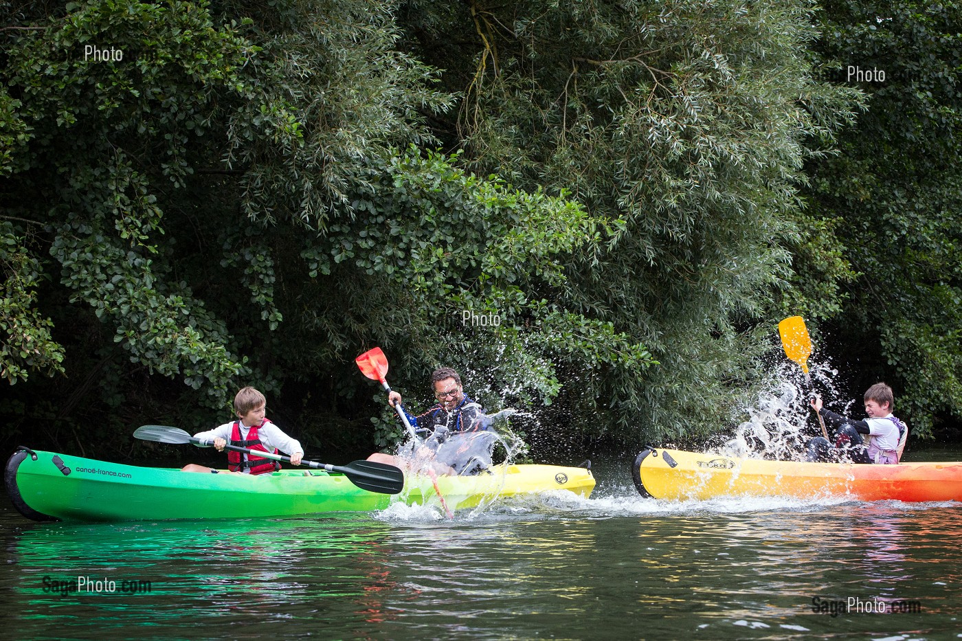 BATAILLE D'EAU EN FAMILLE, DESCENTE EN CANOE SUR LA RIVIERE L'EURE, BEAUMONT-LE-ROGER, (27) EURE, FRANCE 