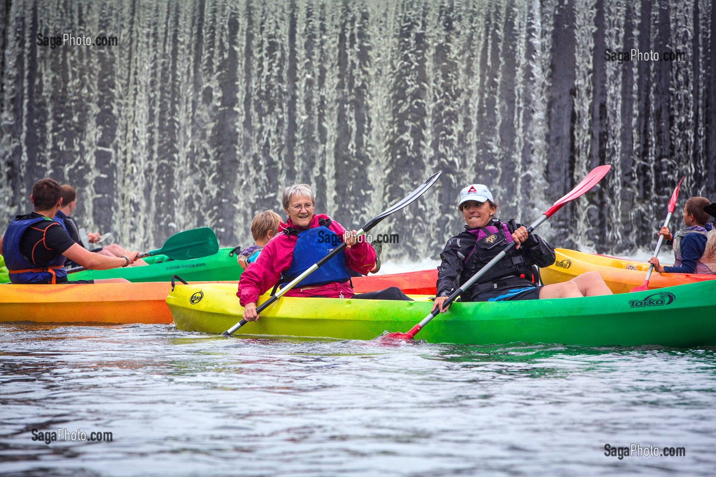 DESCENTE EN CANOE DEVANT UNE CHUTE D'EAU SUR LA RIVIERE L'EURE, BEAUMONT-LE-ROGER, (27) EURE, FRANCE 