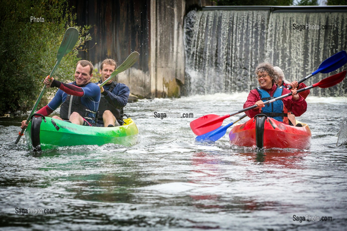 DESCENTE EN CANOE DEVANT UNE CHUTE D'EAU SUR LA RIVIERE L'EURE, BEAUMONT-LE-ROGER, (27) EURE, FRANCE 