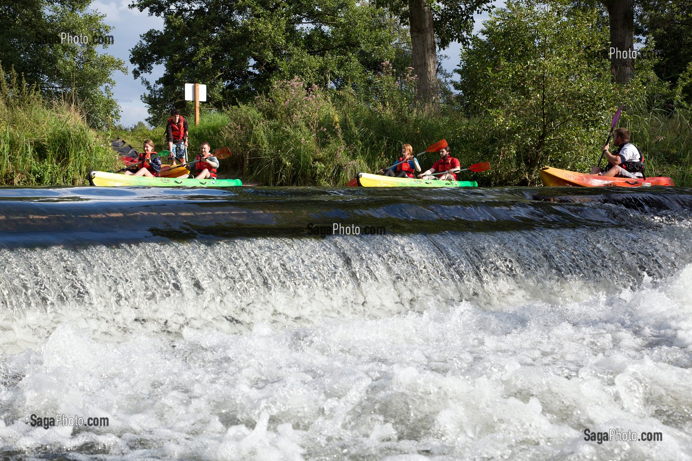 PETITS RAPIDES, PASSAGE EN EAUX VIVES LORS D'UNE DESCENTE EN CANOE SUR LA RIVIERE LA RISLE, BRIONNE,  (27) EURE, FRANCE 