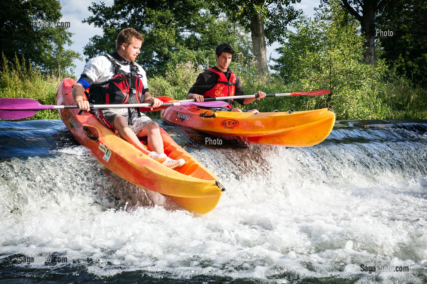 PETITS RAPIDES, PASSAGE EN EAUX VIVES LORS D'UNE DESCENTE EN CANOE SUR LA RIVIERE LA RISLE, BRIONNE (27) EURE, FRANCE 