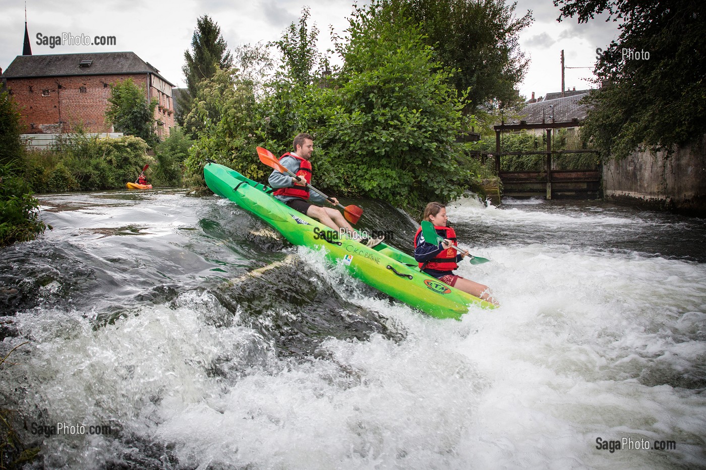 PETITS RAPIDES, PASSAGE EN EAUX VIVES LORS D'UNE DESCENTE EN CANOE SUR LA RIVIERE LA RISLE, BRIONNE (27) EURE, FRANCE 