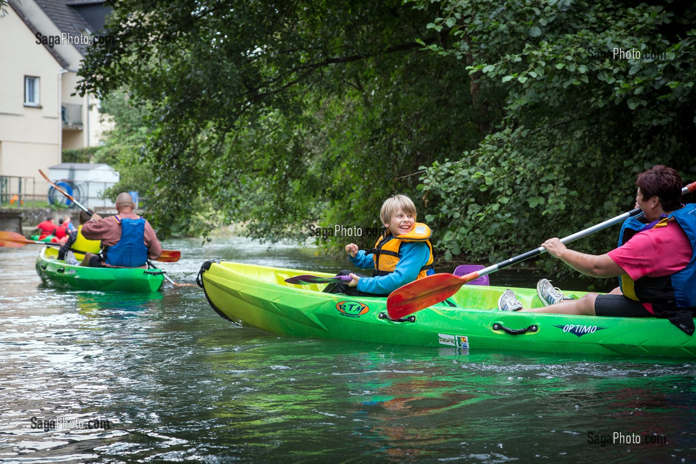 DESCENTE EN CANOE SUR LA RIVIERE LA RISLE, VILLE DE BRIONNE  (27) EURE, FRANCE 