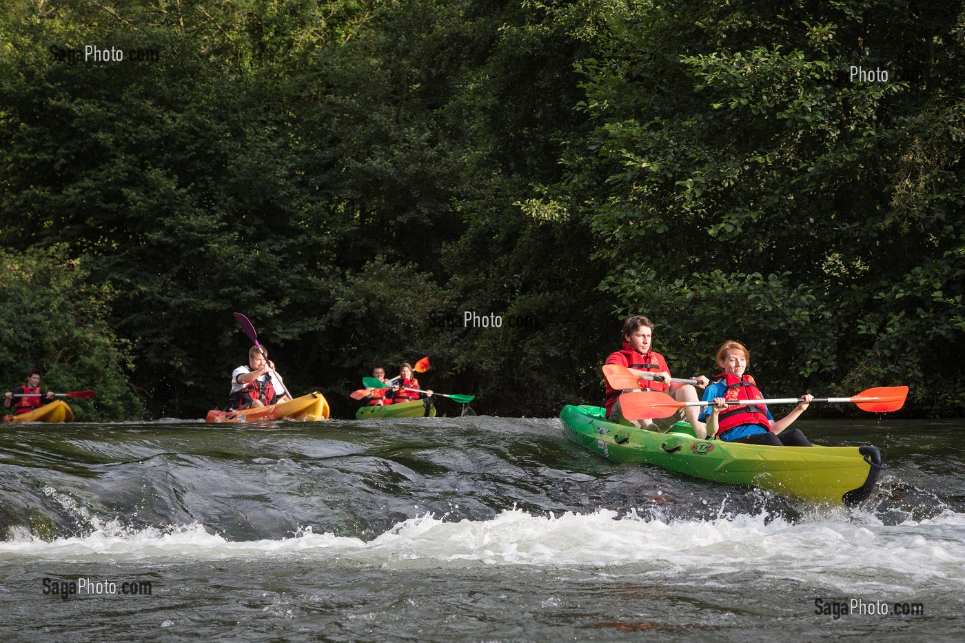 PETITS RAPIDES, PASSAGE EN EAUX VIVES LORS D'UNE DESCENTE EN CANOE SUR LA RIVIERE LA RISLE, BRIONNE (27) EURE, FRANCE 