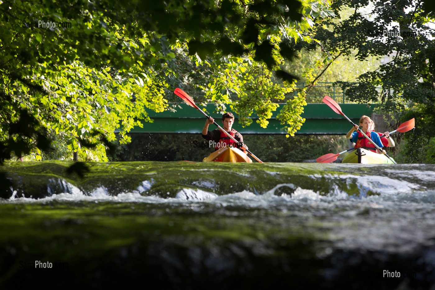 PETITS RAPIDES, PASSAGE EN EAUX VIVES LORS D'UNE DESCENTE EN CANOE SUR LA RIVIERE LA RISLE, BRIONNE (27) EURE, FRANCE 