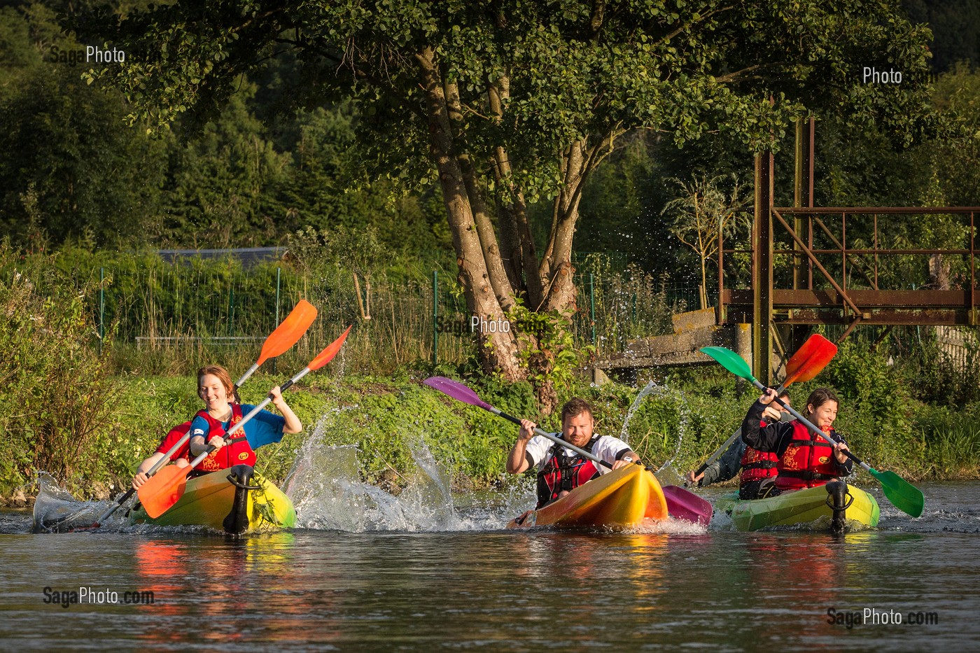 PETITE COURSE DE VITESSE POUR KAYAKISTES ENTRAINES DU CLUB, DESCENTE EN CANOE SUR LA RIVIERE LA RISLE, BRIONNE (27) EURE, FRANCE 