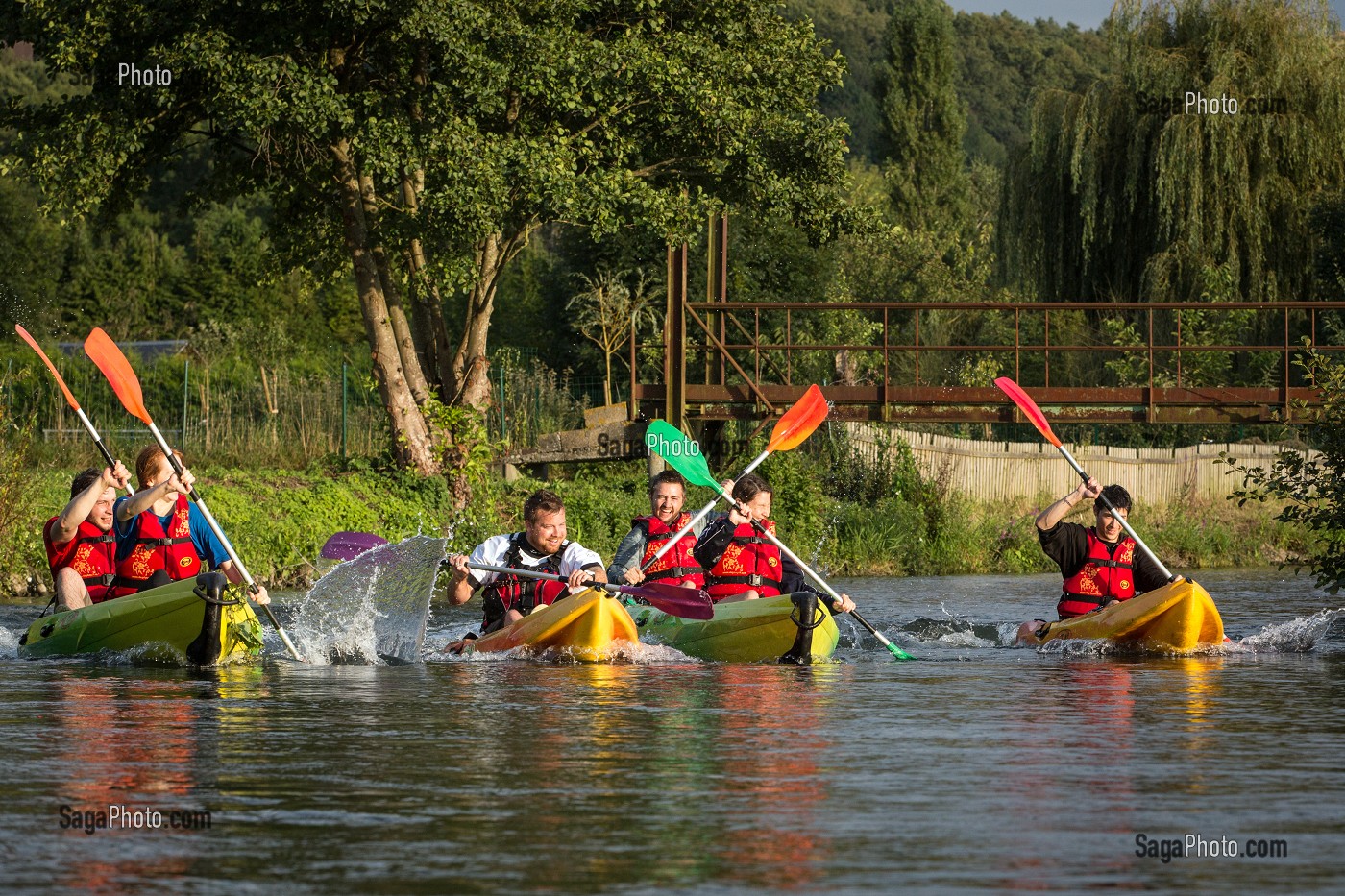 PETITE COURSE DE VITESSE POUR KAYAKISTES ENTRAINES DU CLUB, DESCENTE EN CANOE SUR LA RIVIERE LA RISLE, BRIONNE (27) EURE, FRANCE 