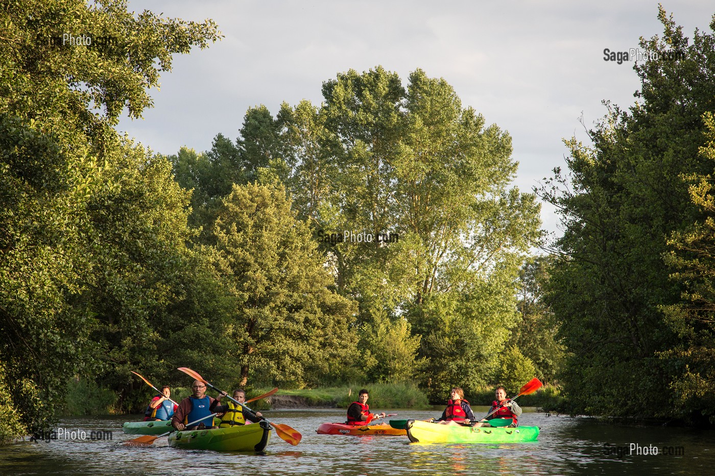 DESCENTE EN CANOE SUR LA RIVIERE LA RISLE, BRIONNE (27) EURE, FRANCE 