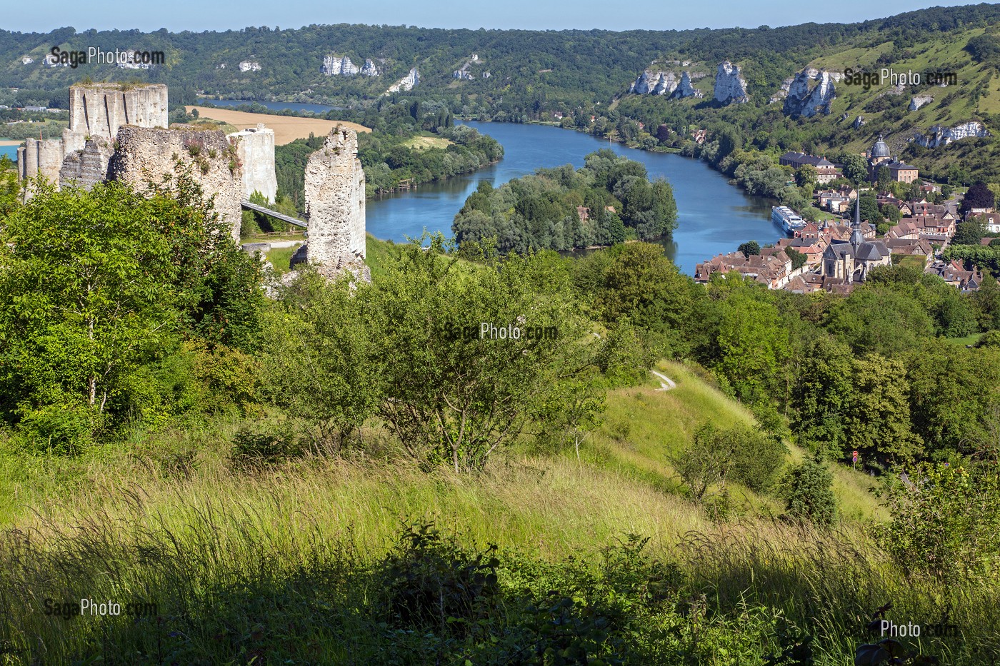 LA SEINE ET LE VILLAGE DU PETIT-ANDELY, FORTERESSE MEDIEVALE DE CHATEAU GAILLARD EDIFIE PAR LE ROI D'ANGLETERRE RICHARD COEUR DE LION EN 1198, LES ANDELYS, EURE (27), NORMANDIE, FRANCE 